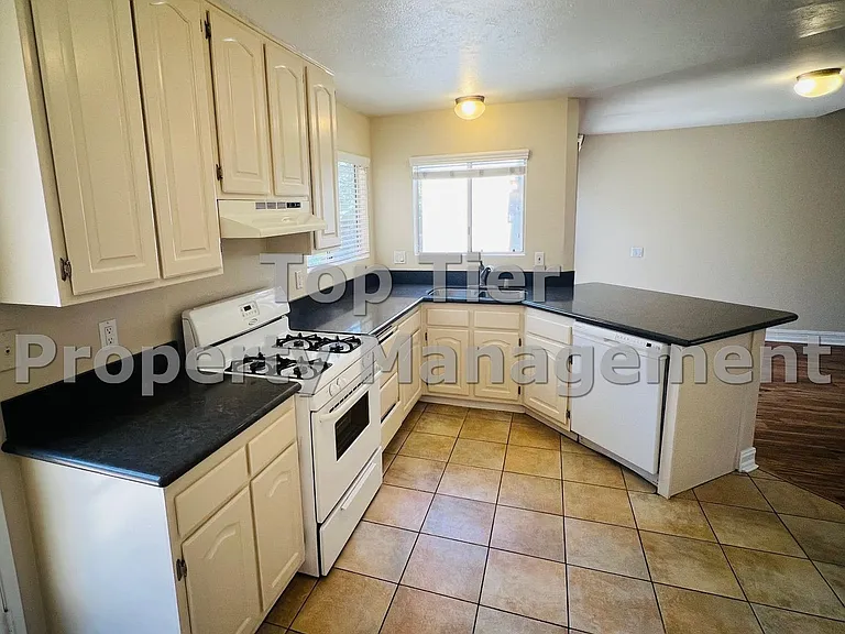 663 Cedar St — Photo 3