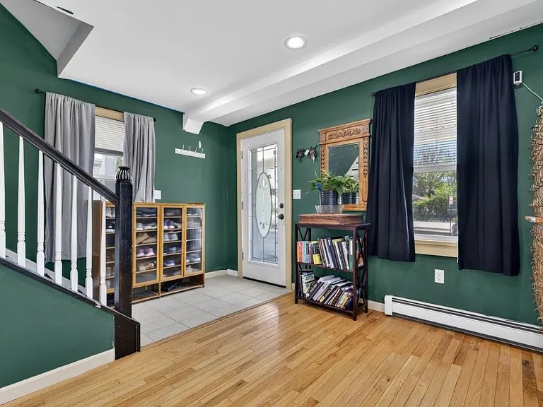 13 Oak St — Photo 2
