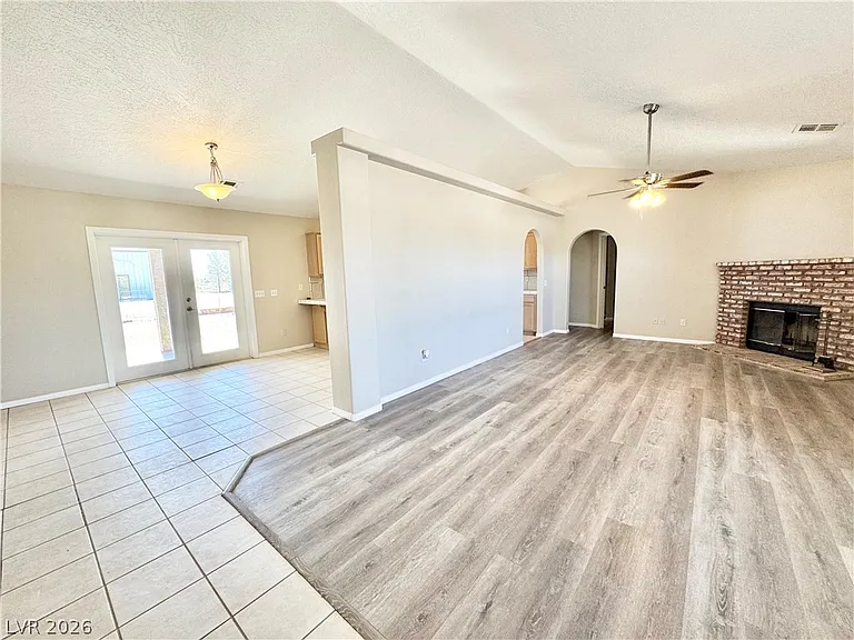 2671 N Murphy St — Photo 2