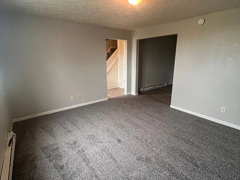 1005 W Kilgore Ave — Photo 3