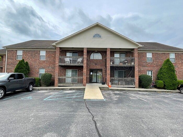 1st image of 907 E Hackberry St #105