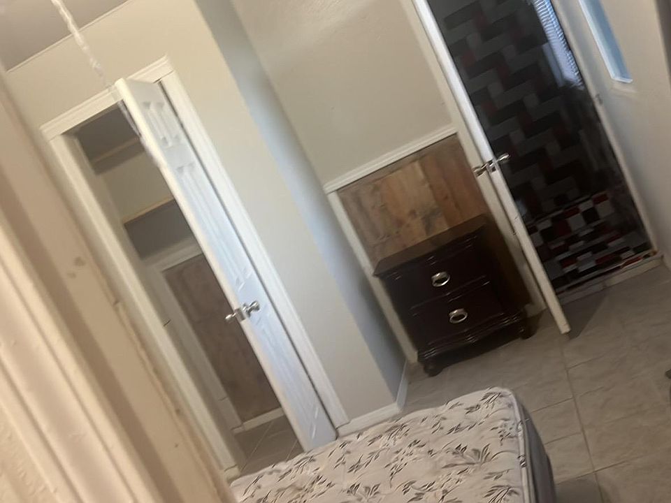 Bedroom w/ closet