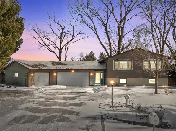 1867 Prairie Ln, Muscatine, IA 52761