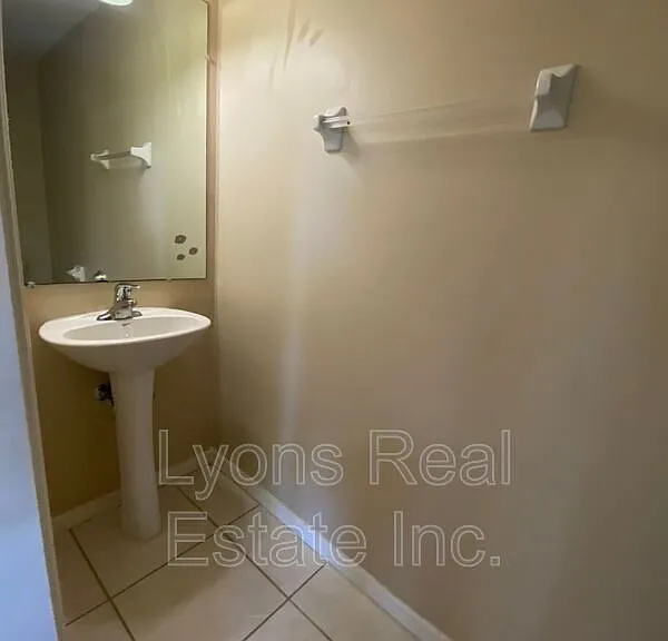 1104 NW 11th Pl — Photo 12