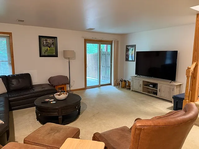 3 bed, 3.5 bath, 2376 sqft, $3,000 — Photo 2