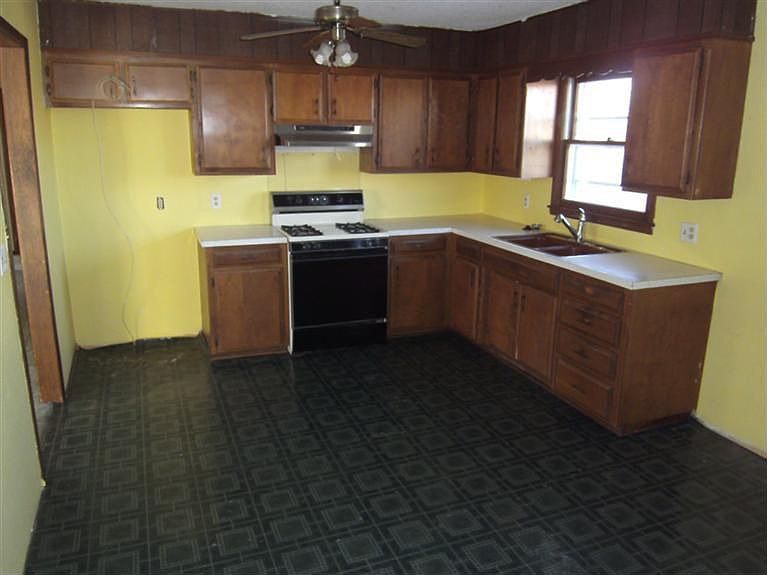 2nd image of 405 W Plumb St