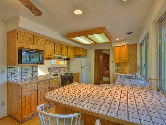 4th image of 2840 N Bristol St
