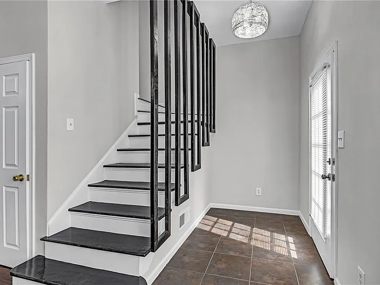 660 Queen St SW #A — Photo 23