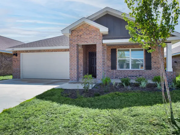 4733 Airmen Dr, Crestview, FL 32539