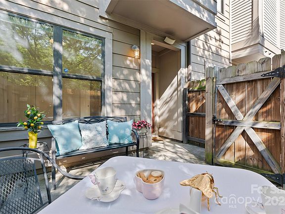 5th image of 656 Garden District Dr
