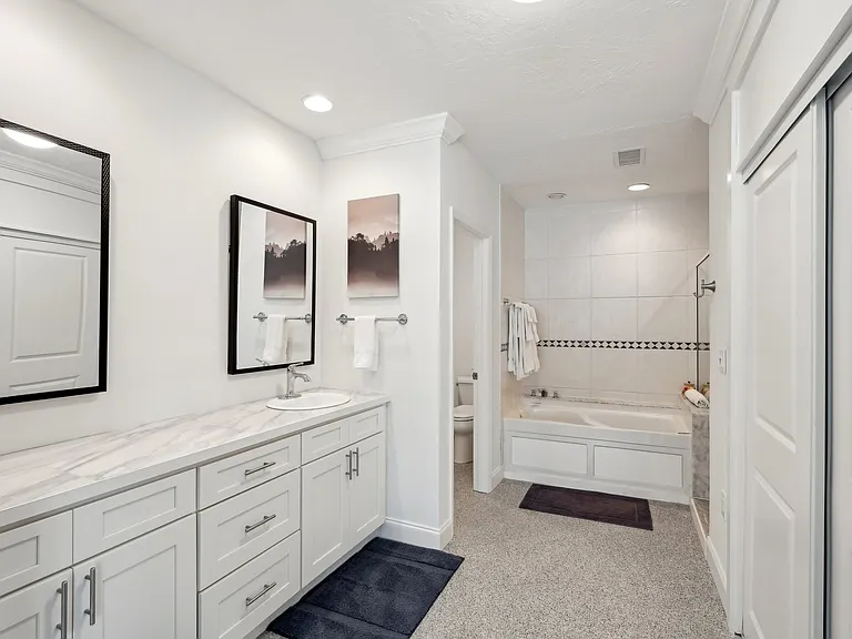 55 N Washington Dr — Photo 23