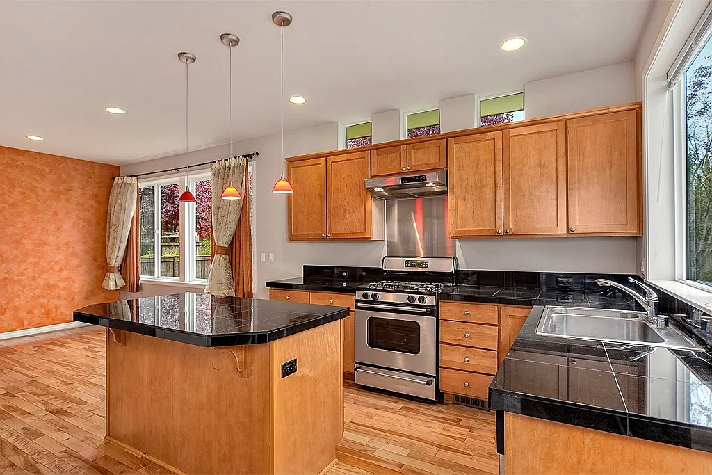 4 bed, 1990 sqft, $4,300 — Photo 2
