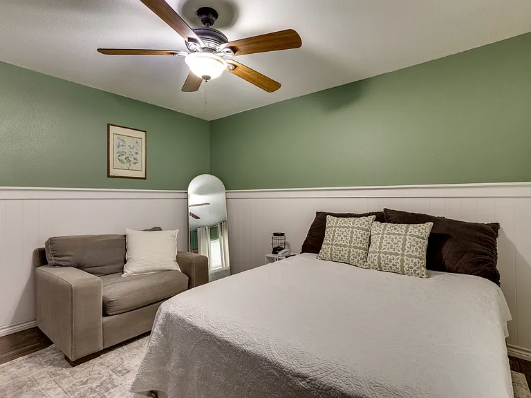 4002 Commonwealth Dr — Photo 13