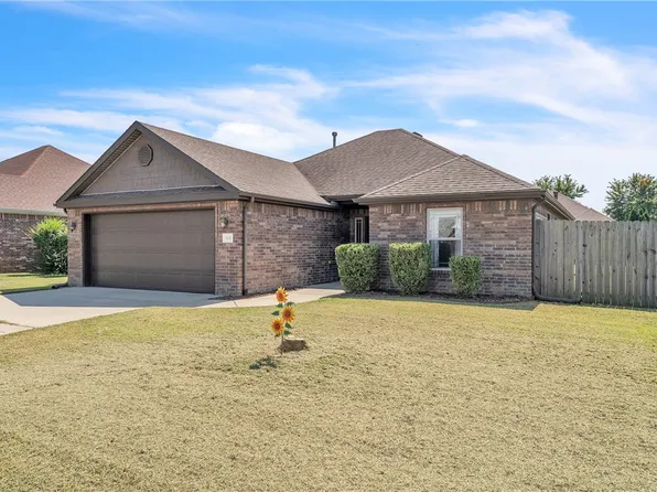 402 E Sweetwater Dr, Rogers, AR 72758