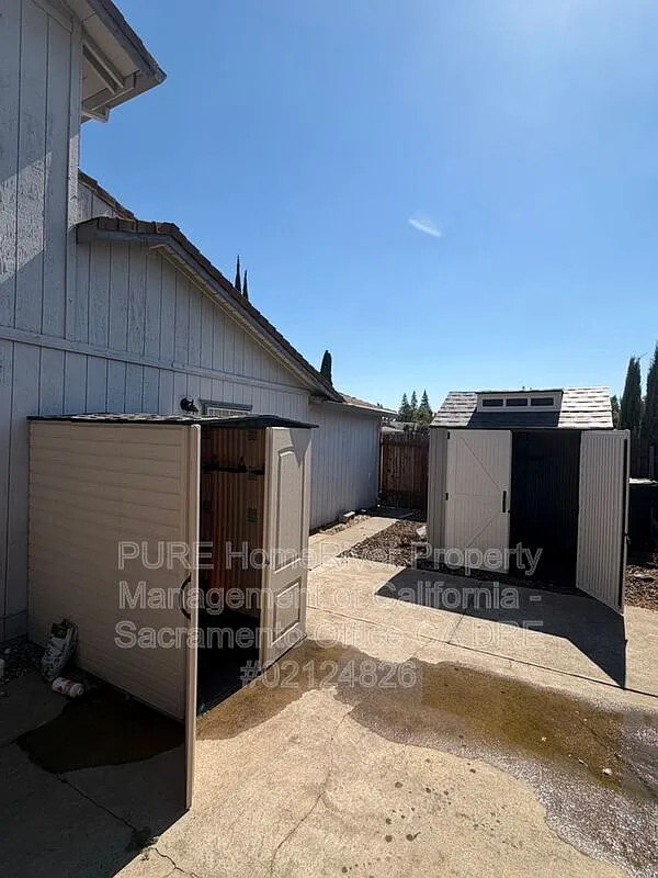 5 bed, 2.5 bath, 2207 sqft, $3,495 — Photo 2