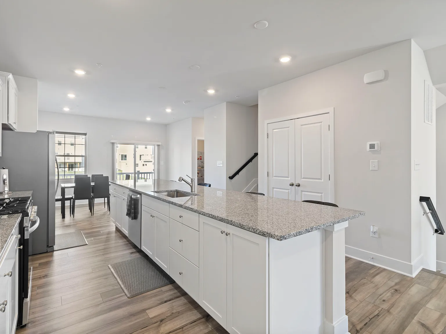 3 bed, 2400 sqft, $2,950 — Photo 3