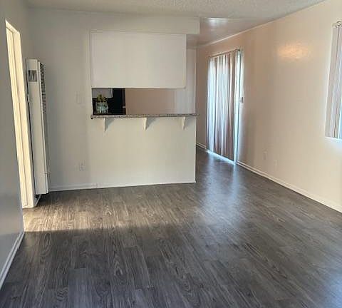 spacious living room with breakfast bar, new windows, new blinds, ceiling fans, new flooring and new air-conditioning and heating