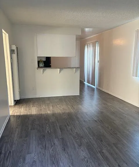 spacious living room with breakfast bar, new windows, new blinds, ceiling fans, new flooring and new air-conditioning and heating