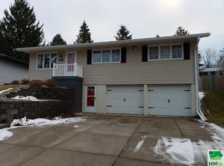3104 Viking Dr, Sioux City, IA 51104
