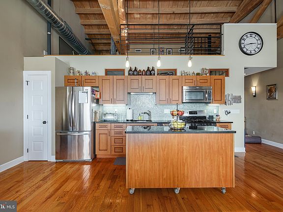 4th image of 2551 Trenton Ave #405