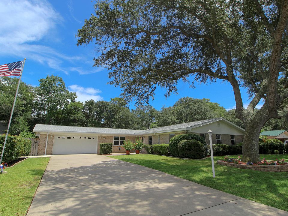1st image of 131 NW Woodbine Cir