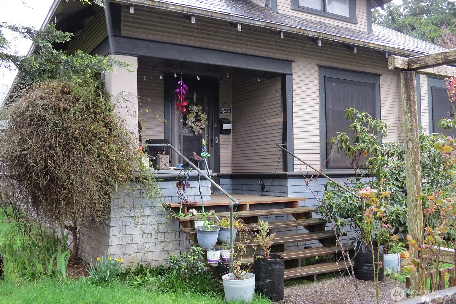 1142 Larch Street photo 1