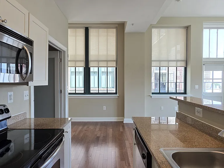 314-22 Walnut St #503 — Photo 11