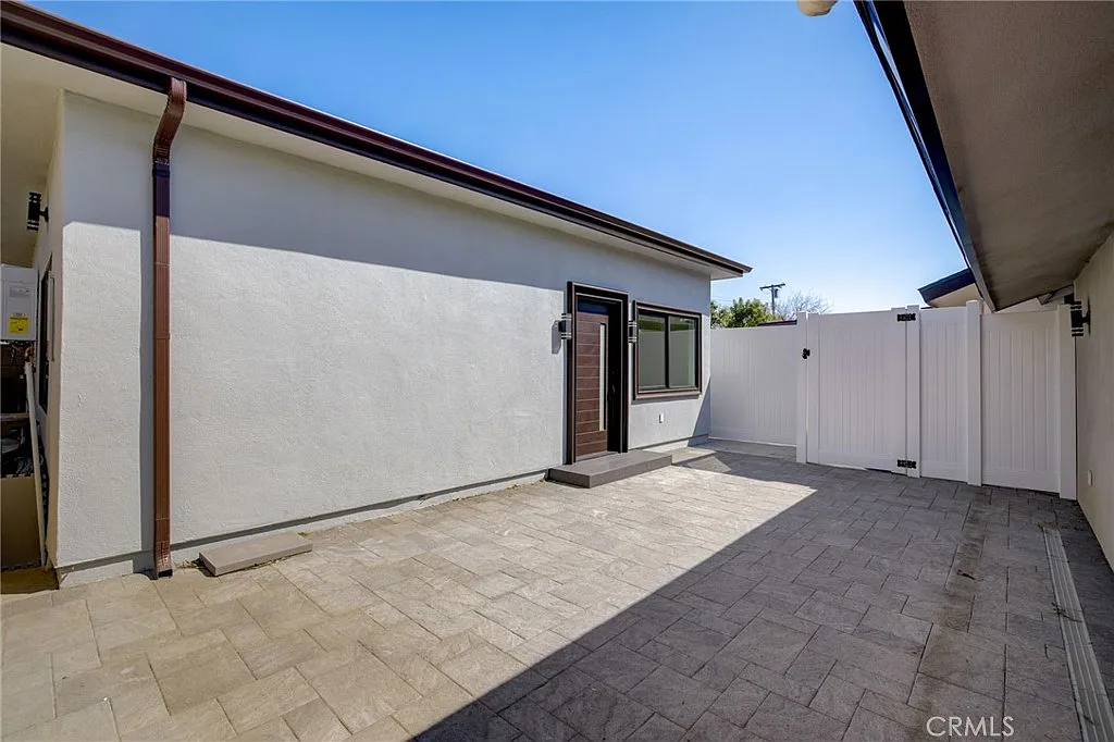 2 bed, 1000 sqft, $3,300 — Photo 1