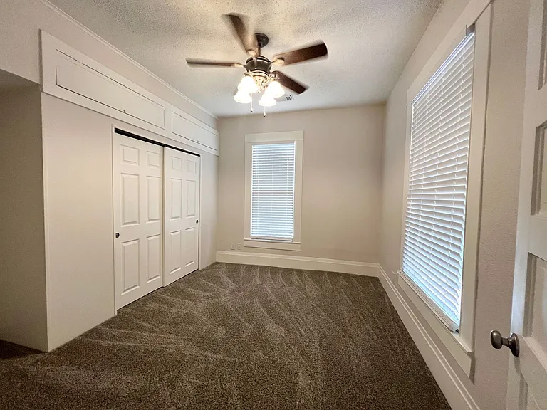 421 E Myrtle St — Photo 10