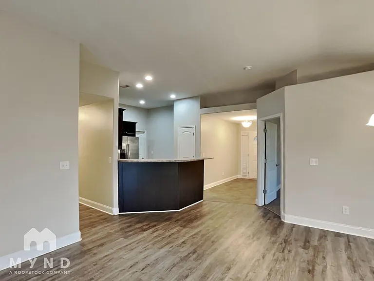 566 Waterford Ln — Photo 6