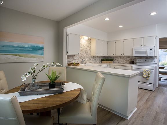 5th image of 654 N Hayden Bay Dr