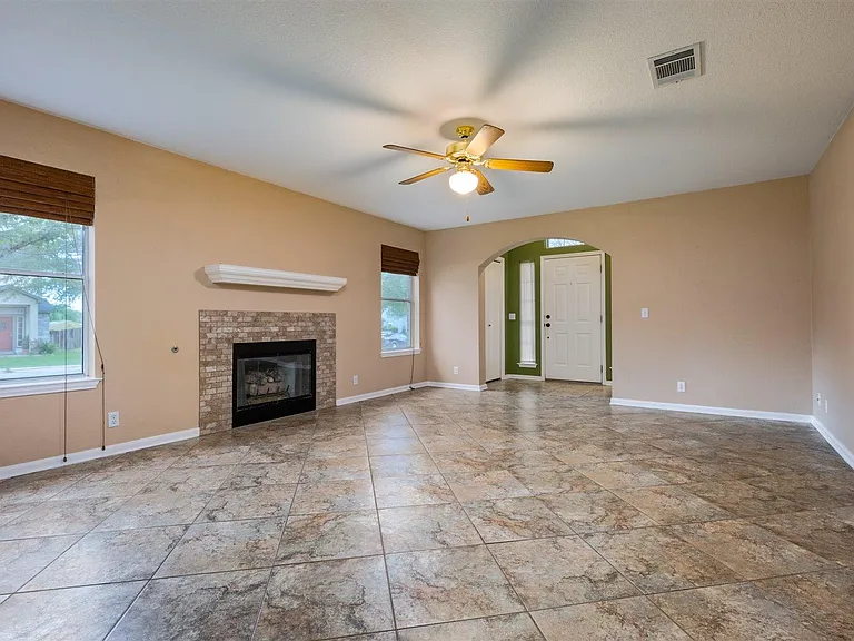 237 Sunshadow Dr — Photo 4