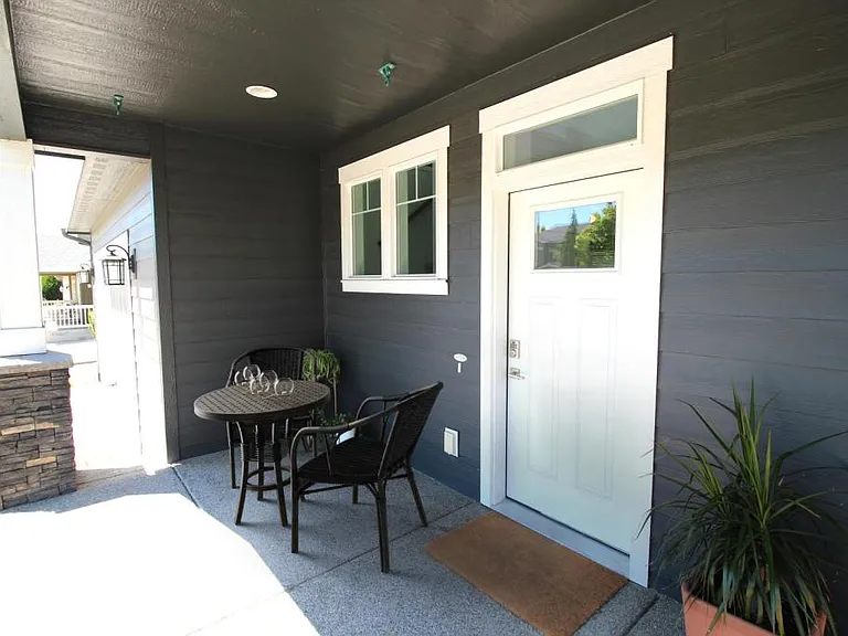 2551 W Sorbonne Dr — Photo 2
