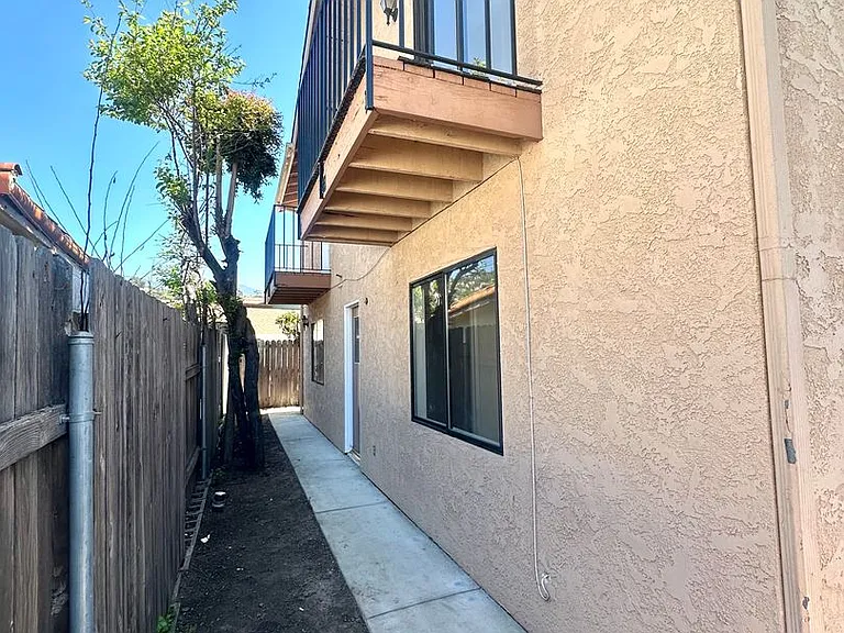 1009 E Haley St — Photo 6