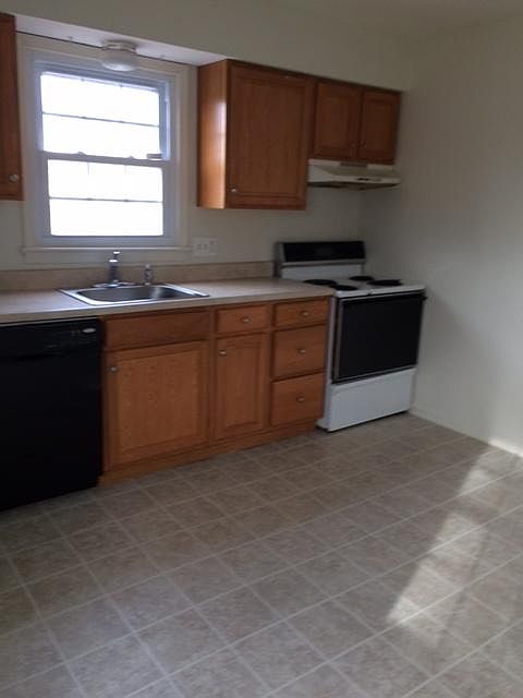 2nd image of 355B W Broad St