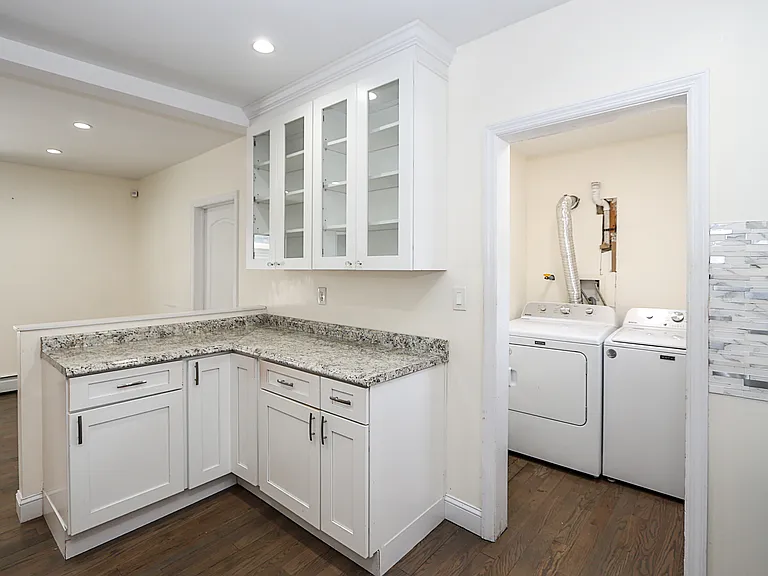 987 Kings Pkwy — Photo 9