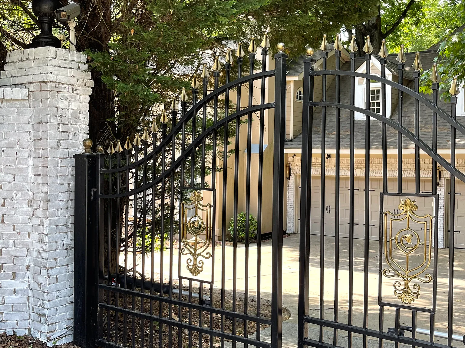 6 bed, 4093 sqft, $4,500 — Photo 1