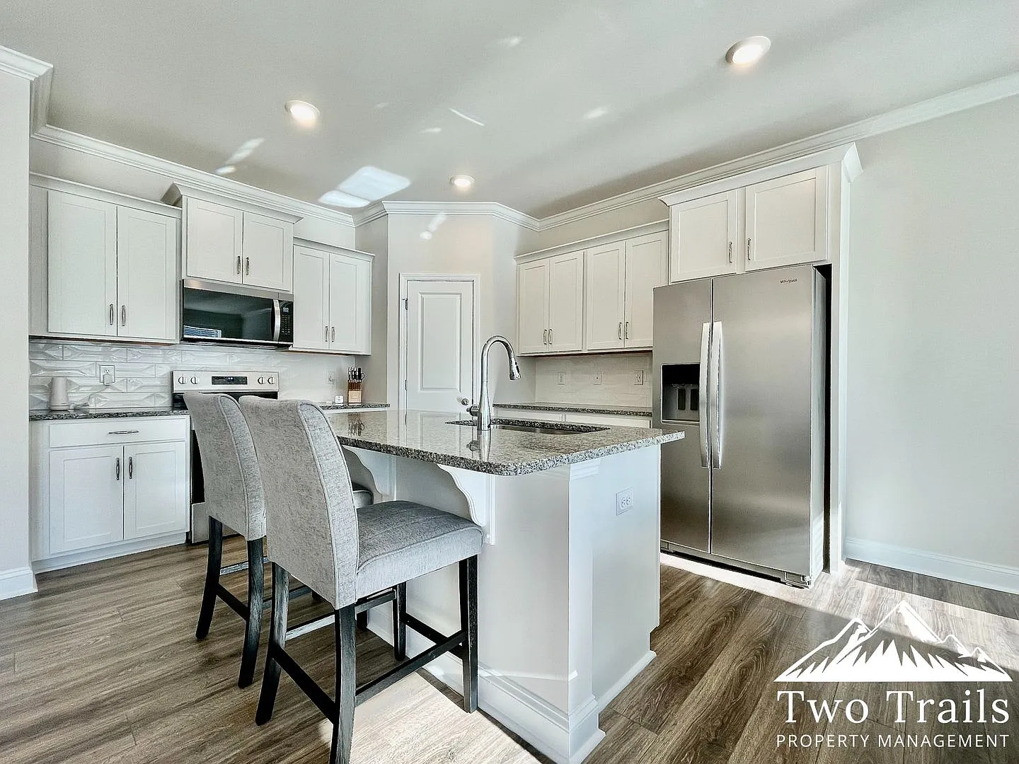 Fully Furnished New Construction — Photo 3
