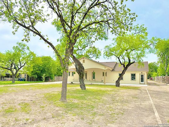 3rd image of 1535 Hillcrest Drive