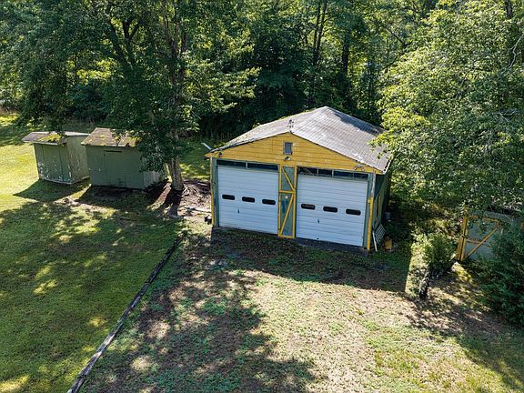 3rd image of 572 Maxfield Rd