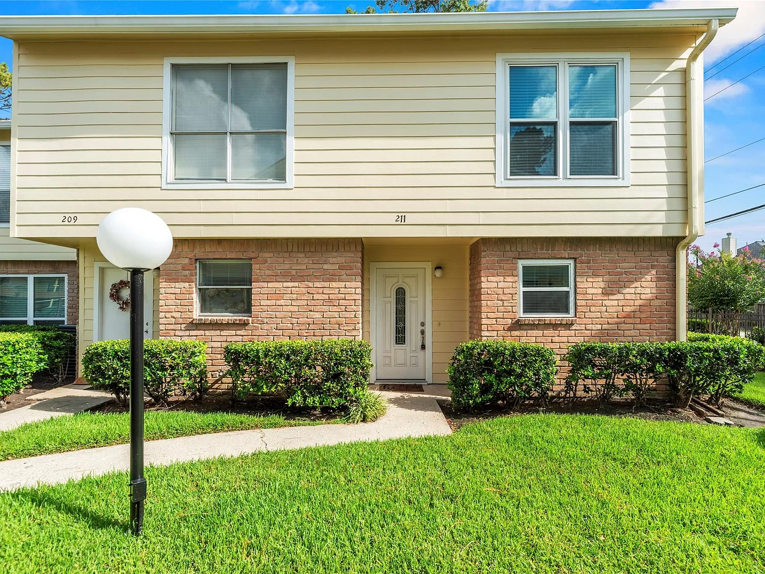 2 bed, 2.5 bath, 1331 sqft, $1,650 — Photo 1