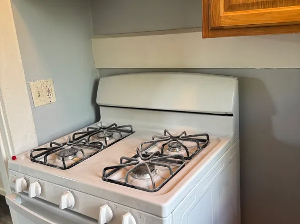 821 Potters Ave APT 1, Providence, RI 02907