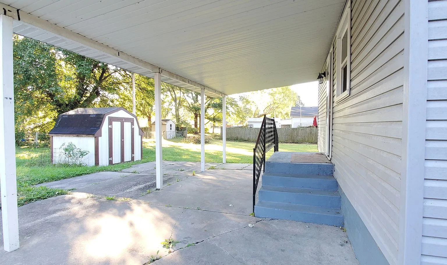 3 Bedroom 1 Bath Home with Storage Shed and Large yard — Photo 3