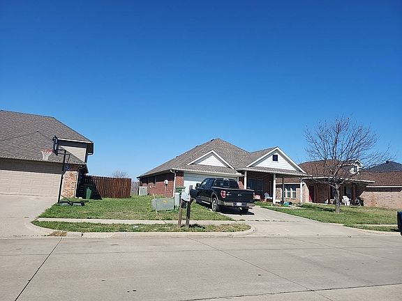 3rd image of 1005 Lake Ridge Dr