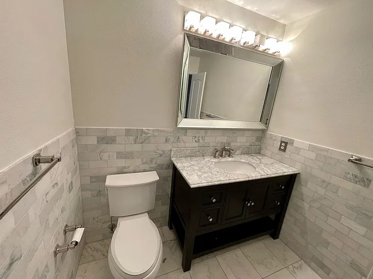 2416 W Chicago Ave — Photo 22
