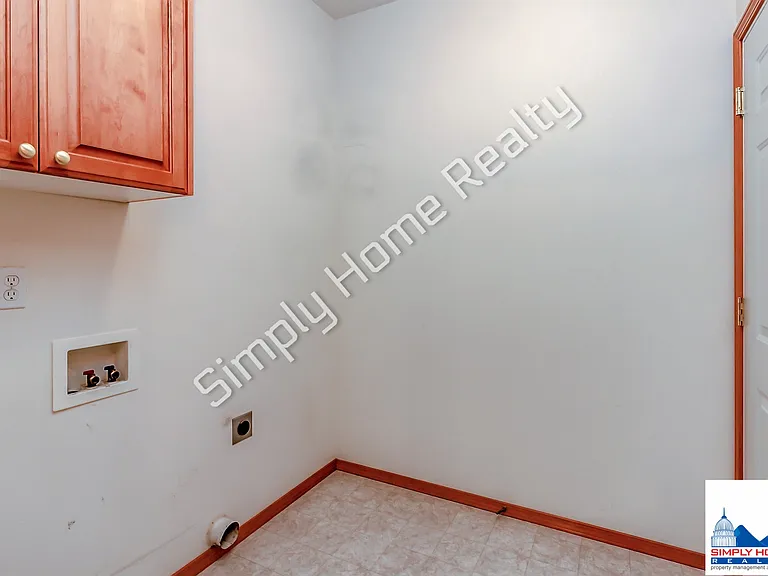 4100 Campus Green Dr NE — Photo 16