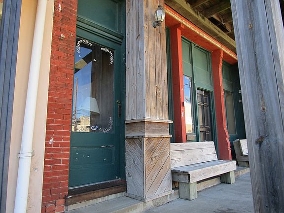 4th image of 118 E Frank St