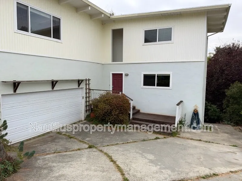 221 Blackpoint Ln