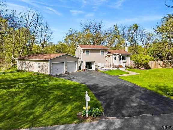 5th image of 7 Foxwood Ave
