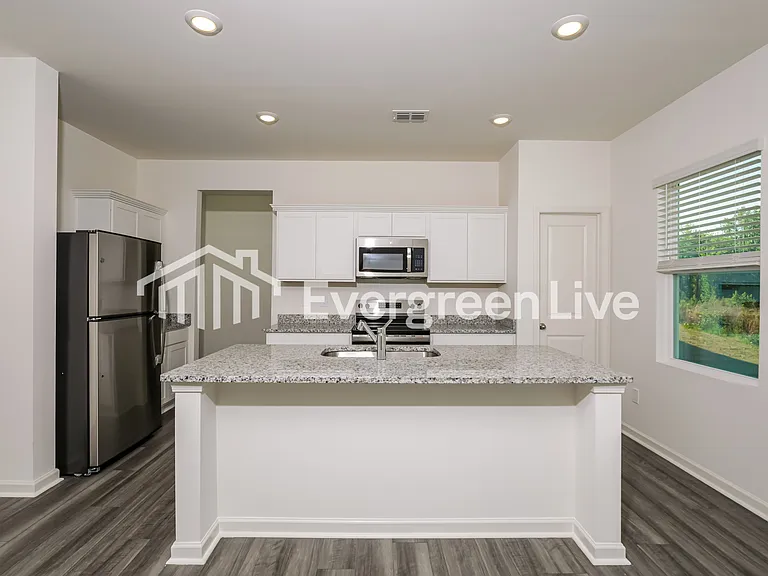305 Logan Creek Dr — Photo 6